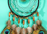 Anneau attrape-rêve indien perles en bois plume de paon 